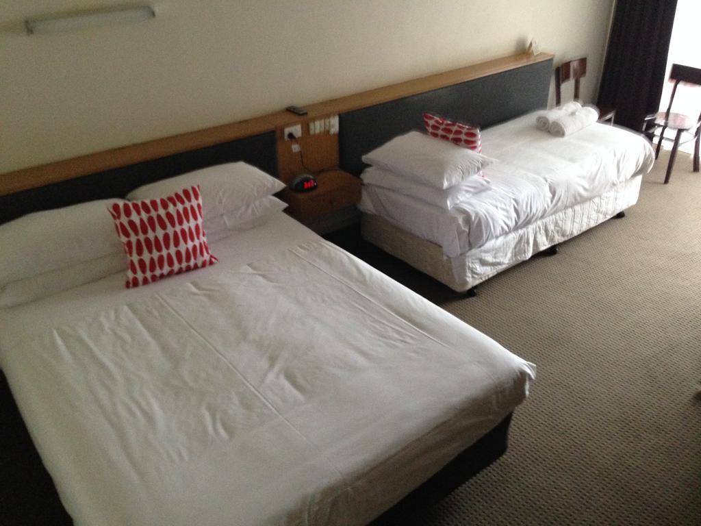 יראוונגה Burkes Hotel Motel מראה חיצוני תמונה