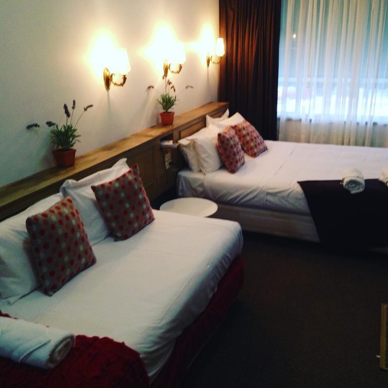 יראוונגה Burkes Hotel Motel מראה חיצוני תמונה