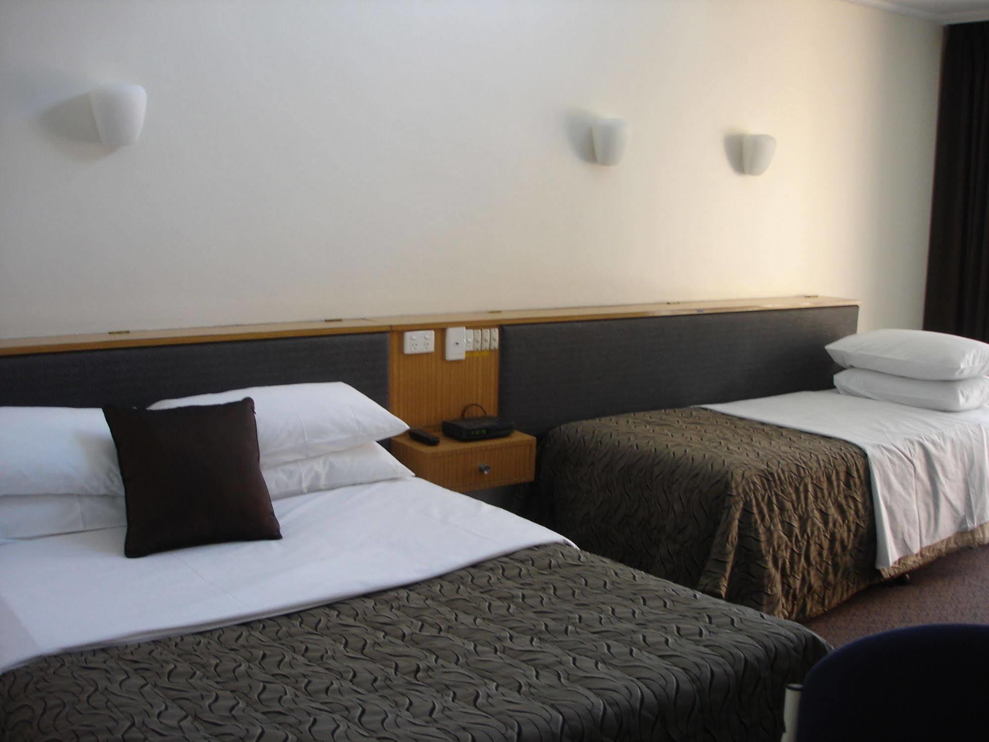 יראוונגה Burkes Hotel Motel מראה חיצוני תמונה