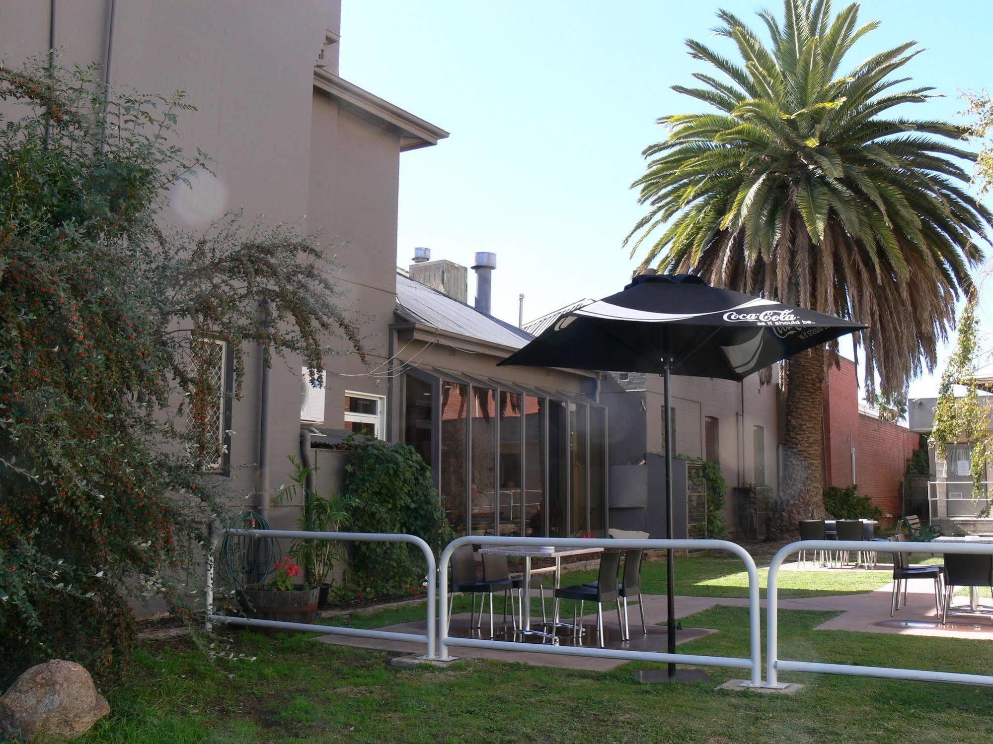 יראוונגה Burkes Hotel Motel מראה חיצוני תמונה