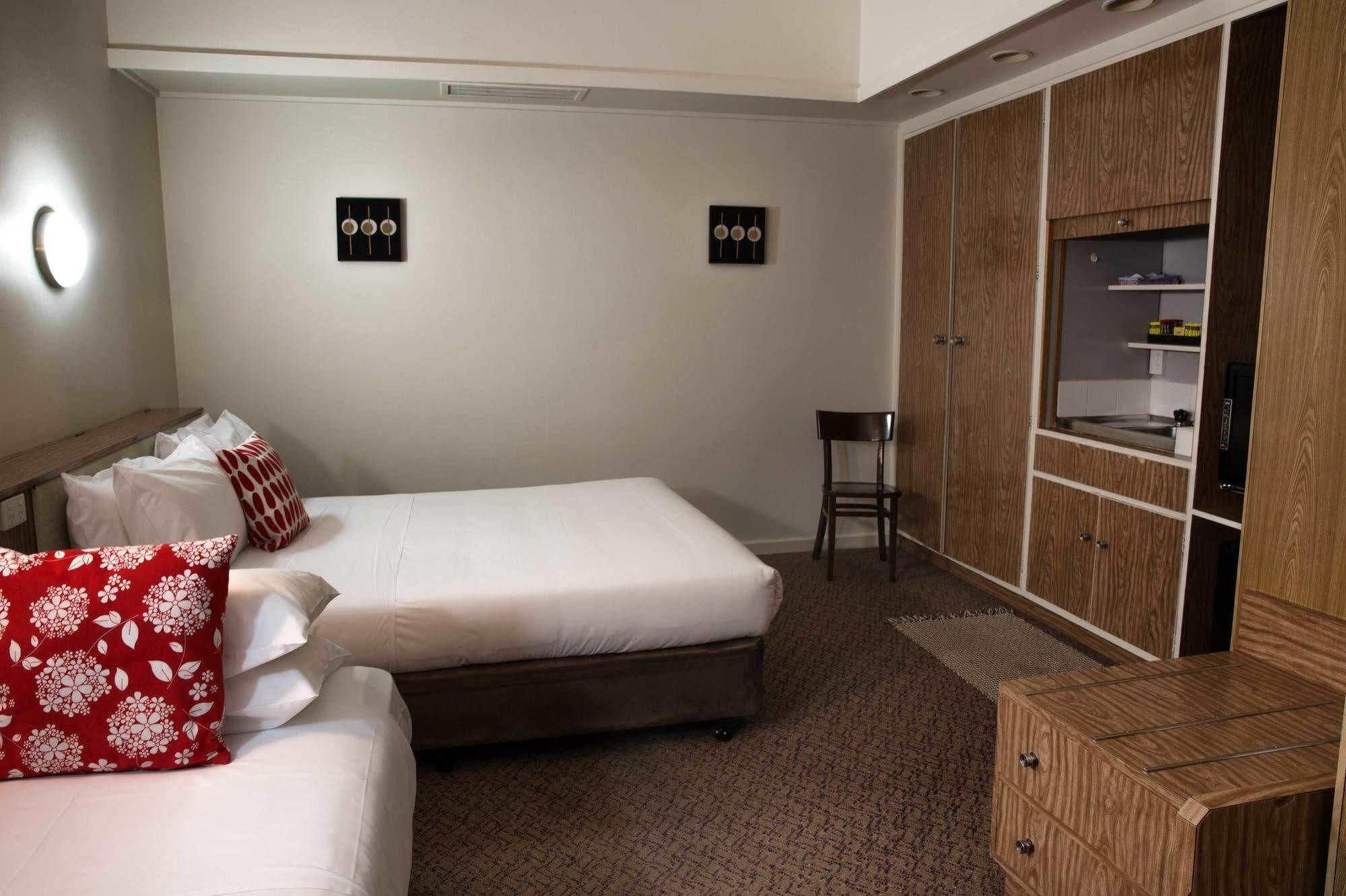 יראוונגה Burkes Hotel Motel מראה חיצוני תמונה